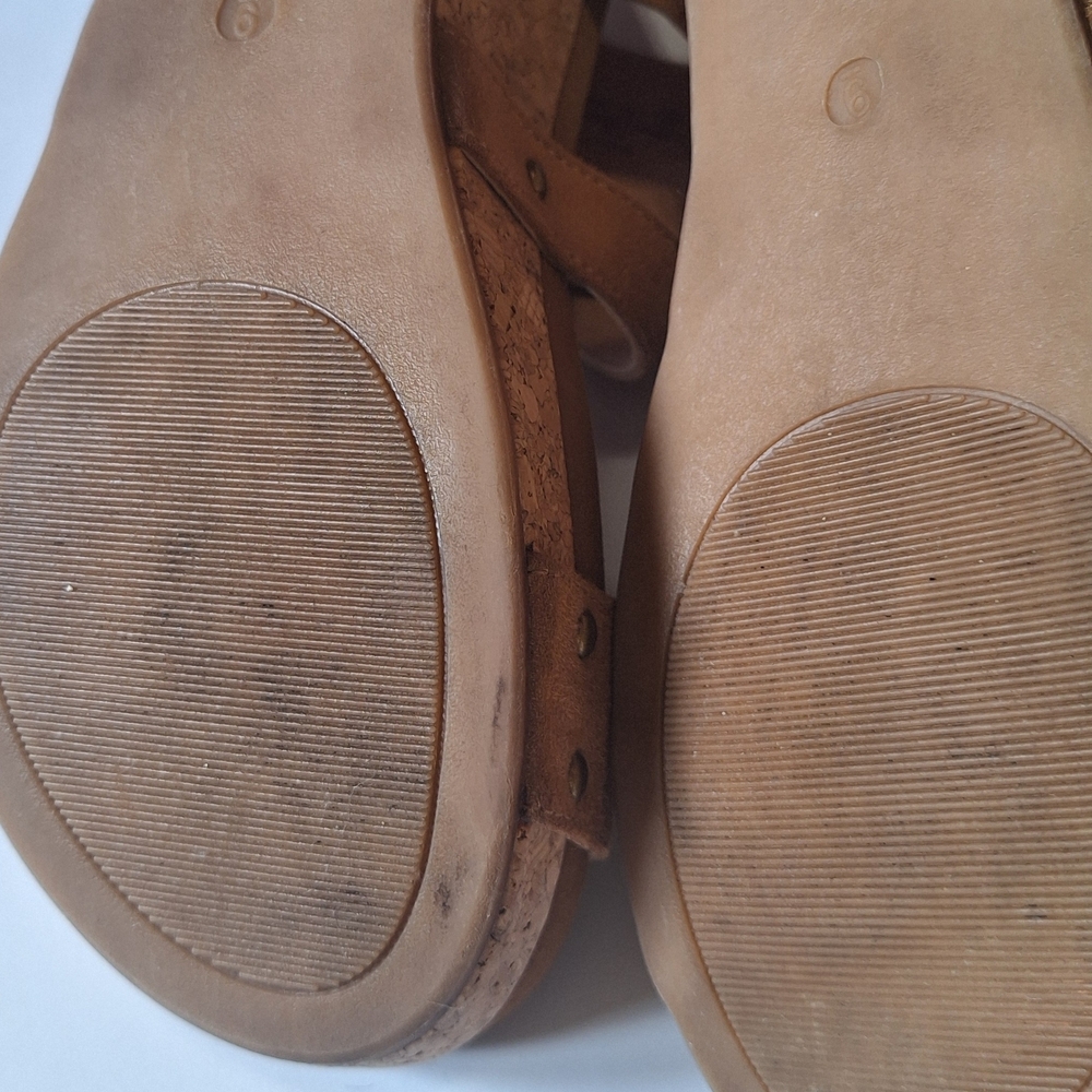 Very G Vector Shimmer Tan Studded Buckle Up Wedge Sandals Size 9 Soft Cushion - Picture 10 of 10